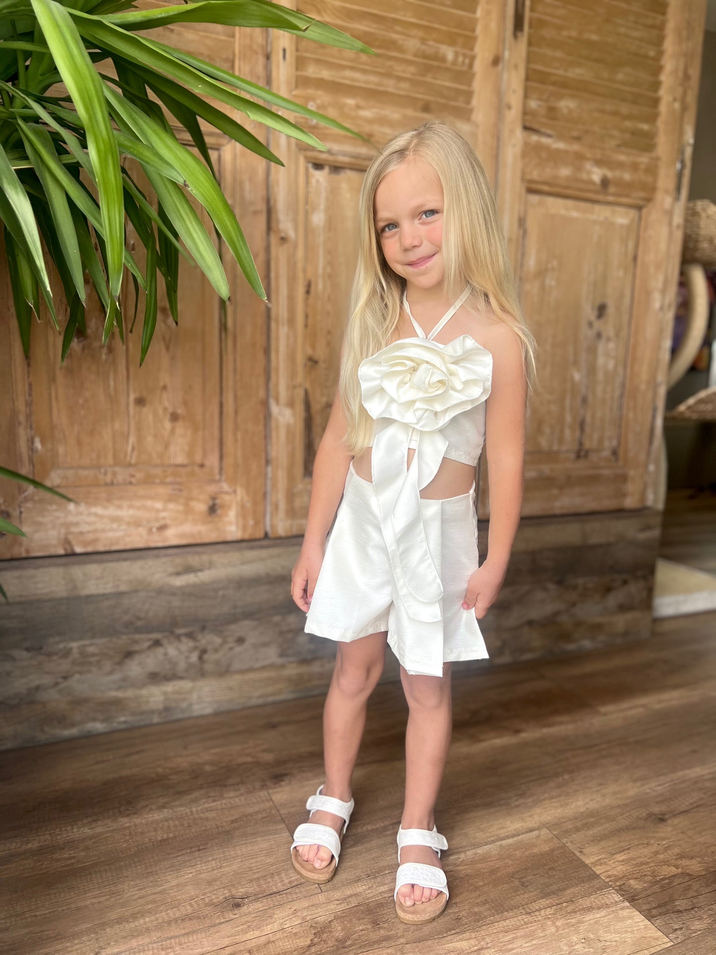 Komplet Daisy Top z różą ze spodenkami ecru wakacyjny