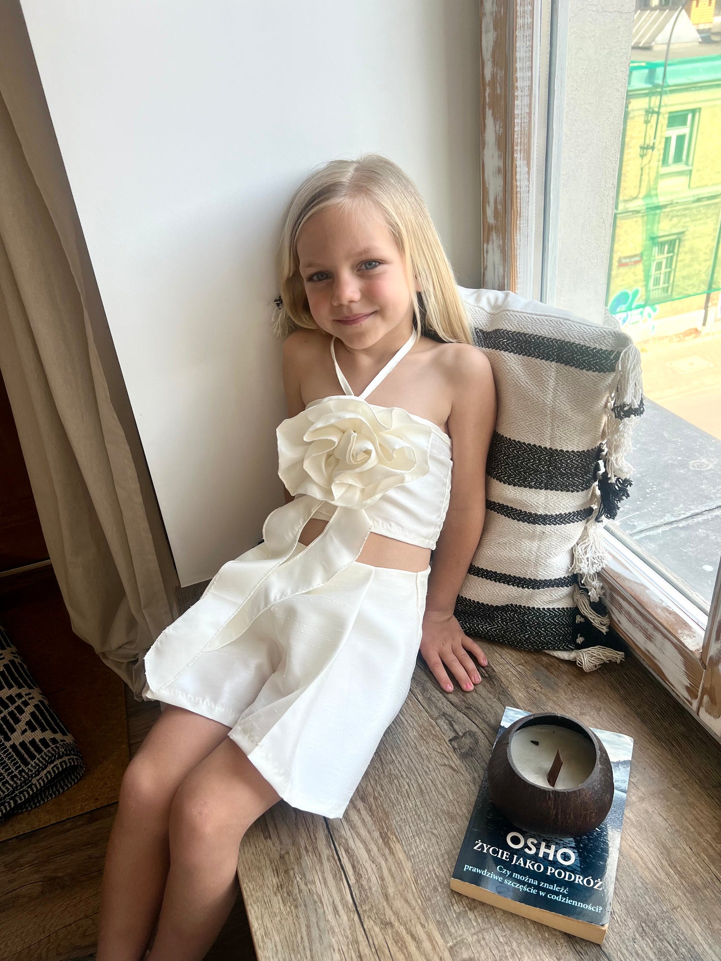 Komplet Daisy Top z różą ze spodenkami ecru wakacyjny