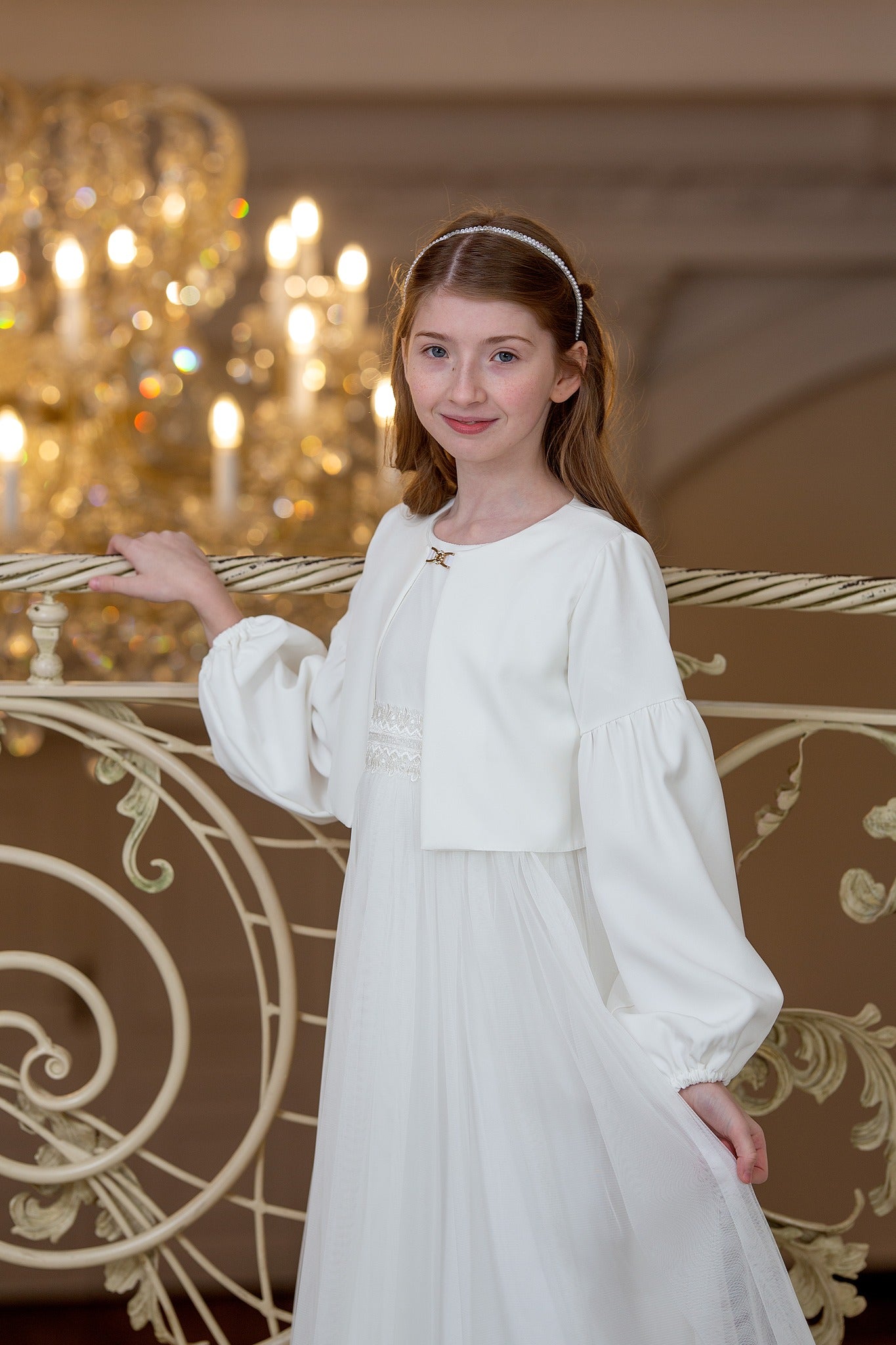 Białe bolerko w stylu boho do sukienki komunijnej