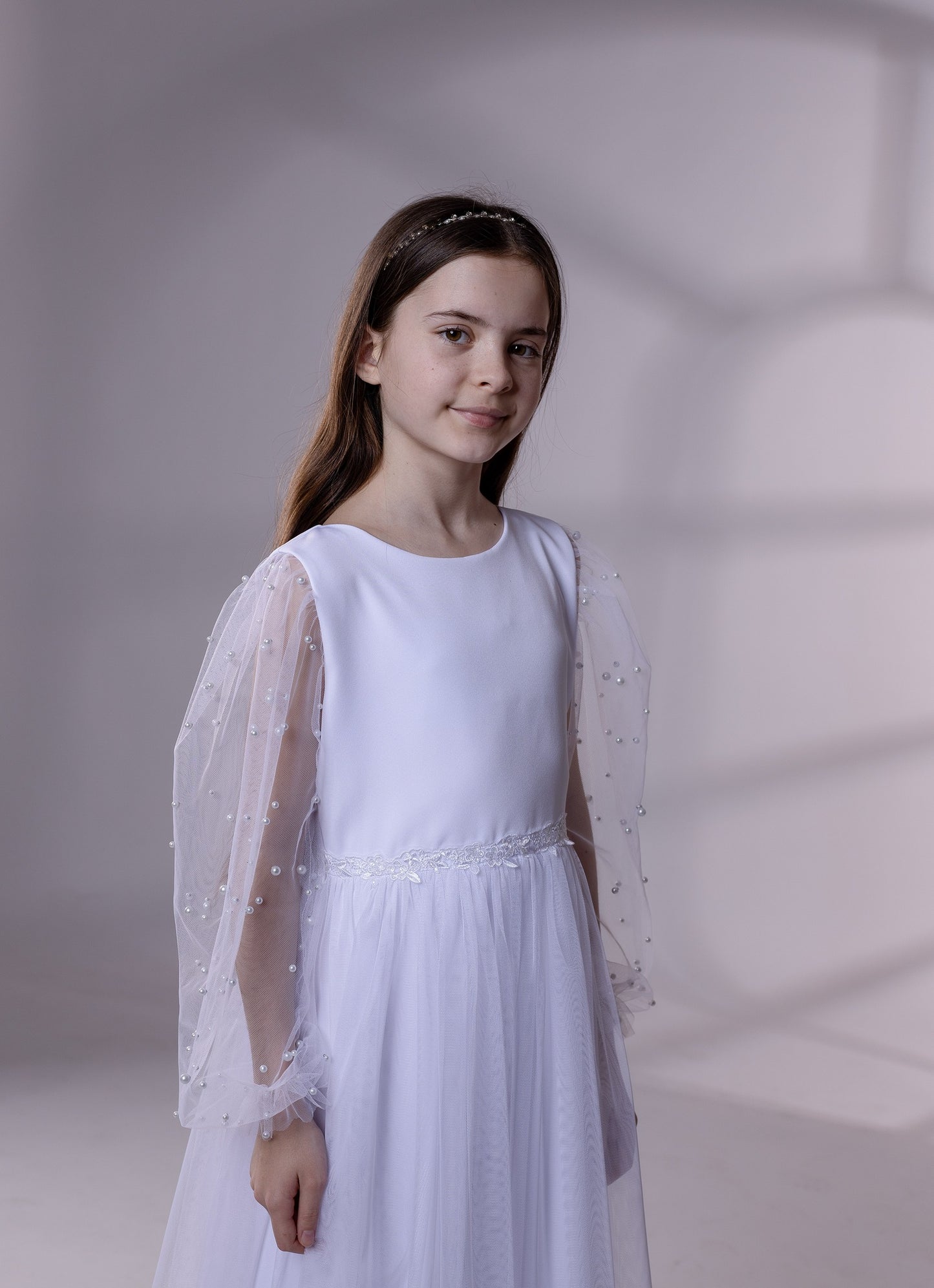 Elegancka Biała Sukienka komunijna z perełkami na rękawach